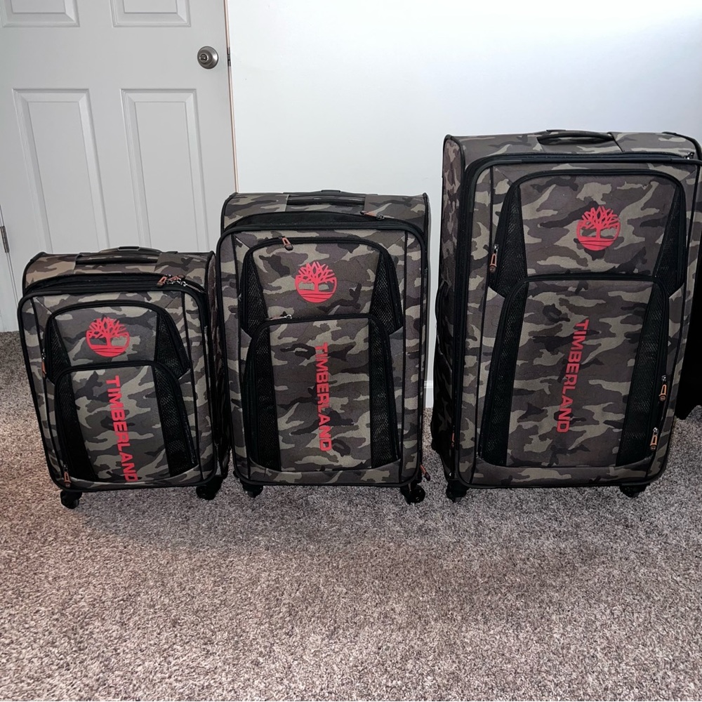 The Timberland Sadler Pass Spinner Luggage Set